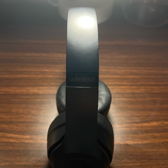 Beats Solo 3 and case - Picture 6 of 7